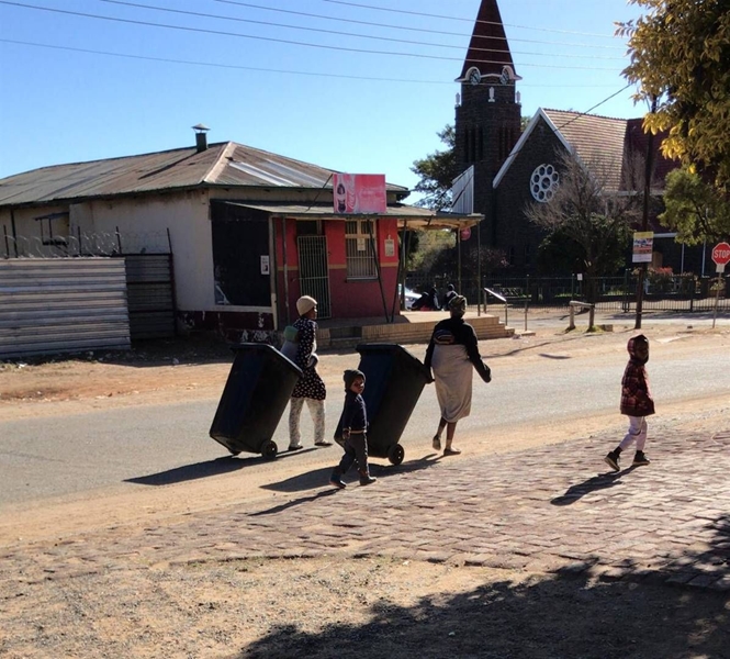 Hertzogville in die Vrystaat kry uiteindelik water ná 2 maande | News Article