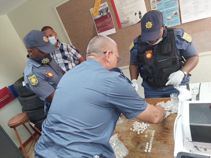Dwelms in koerier bakkie gevind | News Article
