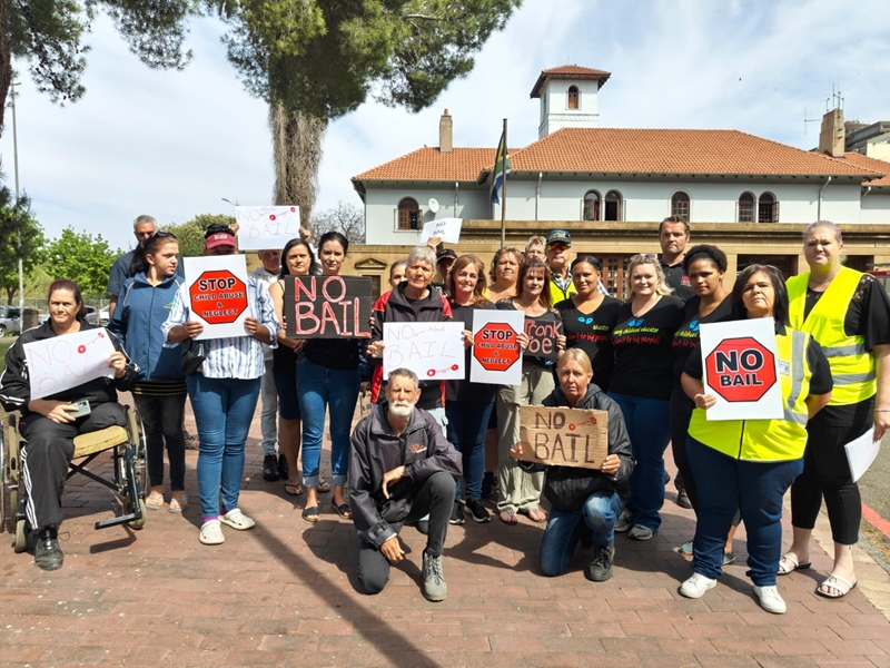 Betogers by Bloemfonteinse hof ná vier kinders se aanranding – VIDEO | News Article