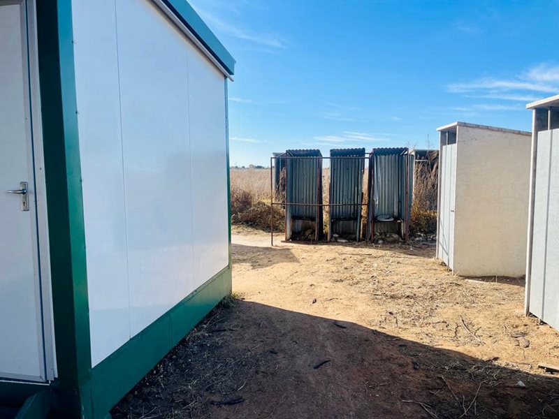 Vrystaatse laerskool gebruik steeds puttoilette ondanks ongeluk  | News Article