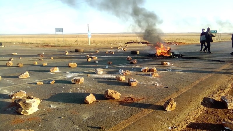 R30 between Ventersdorp, Derby now open following brief protest R30 between Ventersdorp, Derby now open following brief protest | News Article