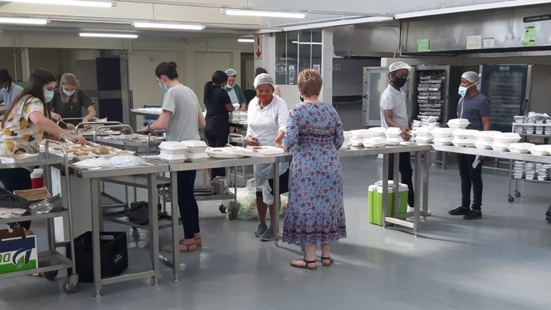 Gesondheidwerkers spring in om kos vir Pelonomi-pasiënte te maak Gesondheidwerkers spring in om kos vir Pelonomi-pasiënte te maak | News Article