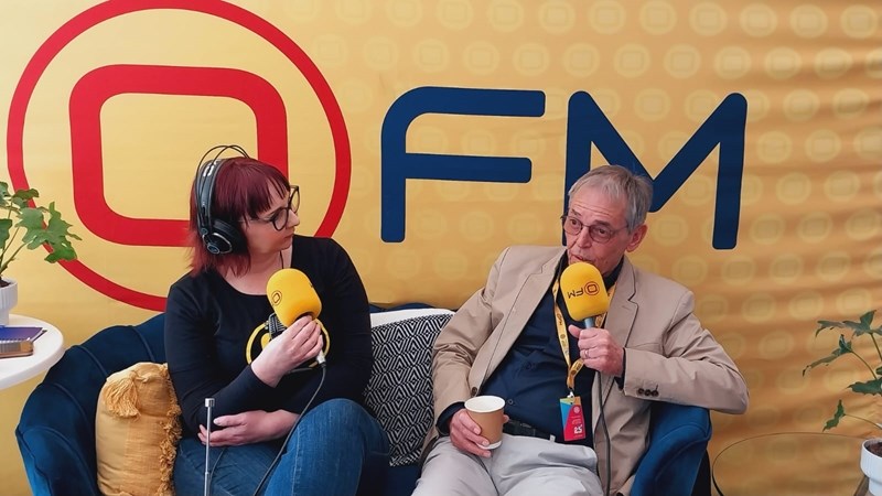 Prof. Luwes kyk terug op 25 jaar van feesherinneringe met hoop vir Afrikaanse teater Prof. Luwes kyk terug op 25 jaar van feesherinneringe met hoop vir Afrikaanse teater | News Article