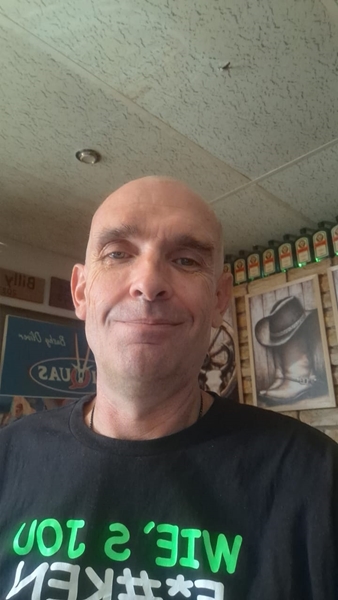 Man van Kimberley skeer welige baard vir liefdadigheid | News Article