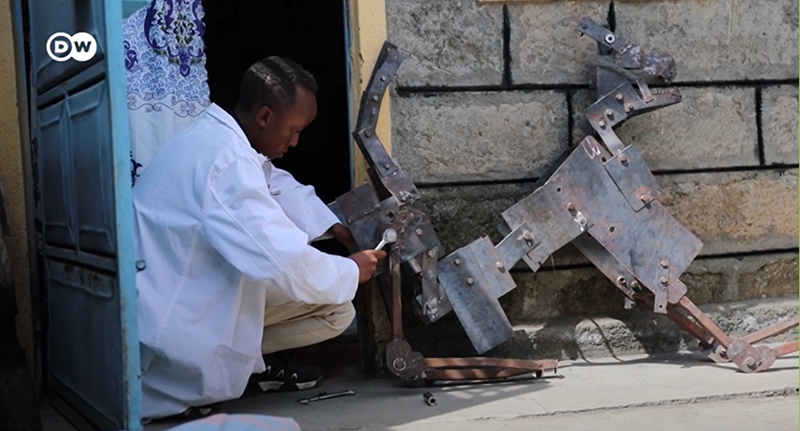 Keniaanse tiener bou robothond met skrootmateriaal | News Article