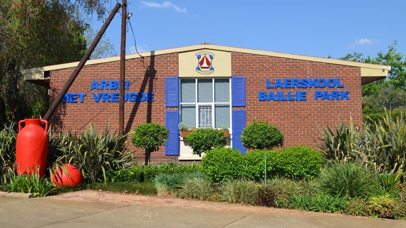 Ondersoek ná ouer gedreig word by Noordwes-skool | News Article