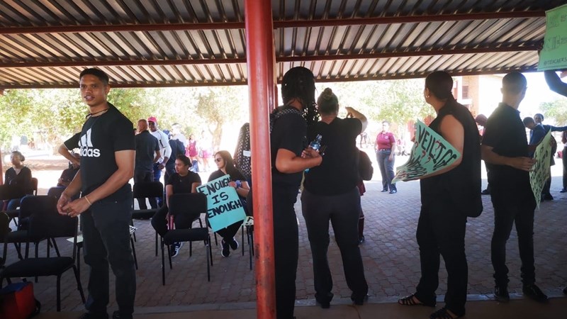 Upington-onderwysers staak nadat leerder onderwyser aanrand | News Article