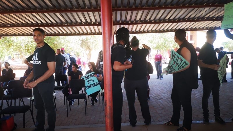Upington-onderwysers staak nadat leerder onderwyser aanrand Upington-onderwysers staak nadat leerder onderwyser aanrand | News Article