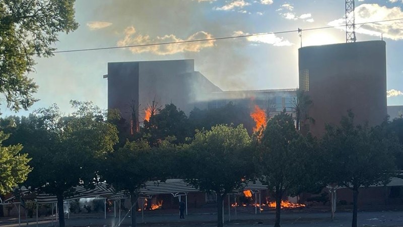 Munisipale geboue in Welkom, op Virginia in ligte laaie ná staking Munisipale geboue in Welkom, op Virginia in ligte laaie ná staking | News Article
