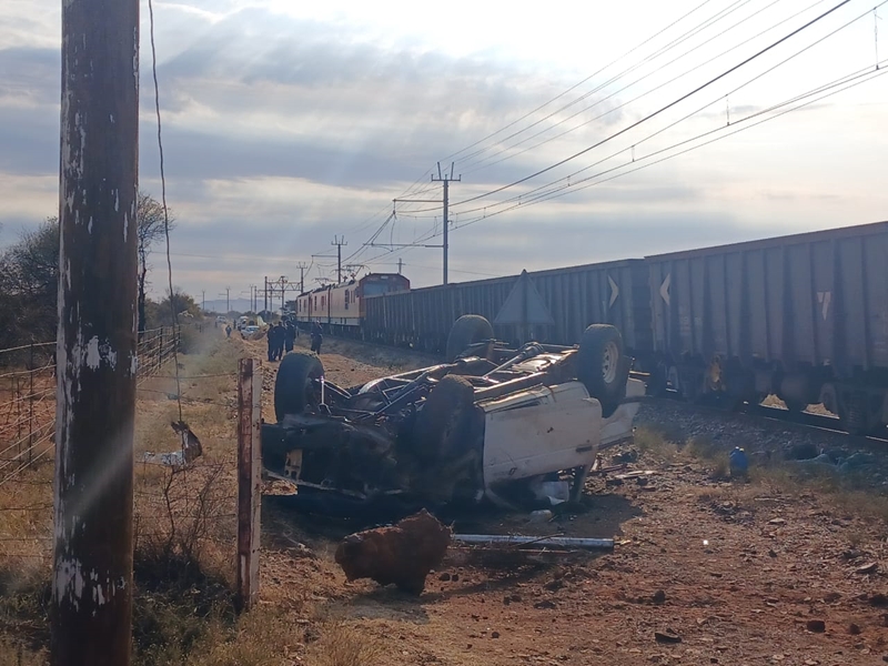 Motor en trein bots buite Postmasburg | News Article