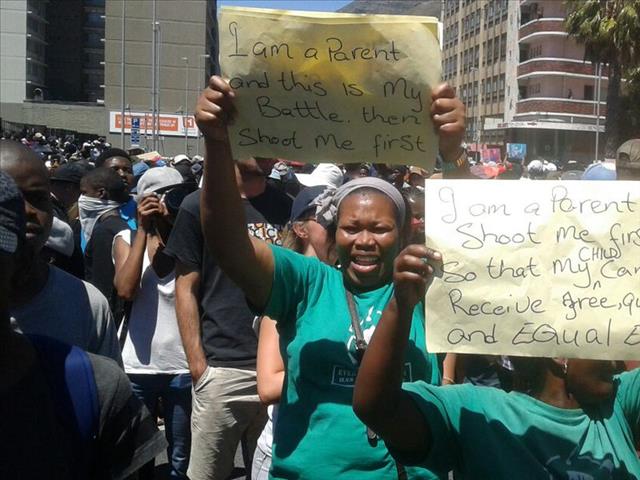 Chaos in Cape Town CBD as fees protest spreads | OFM