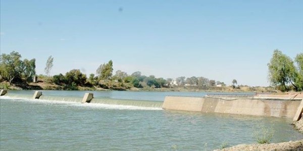 Daar's iets in die dam... Daar's iets in die dam... | News Article
