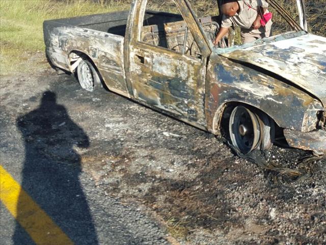 Vrou ernstig beseer nadat sy uit brandende bakkie spring | News Article