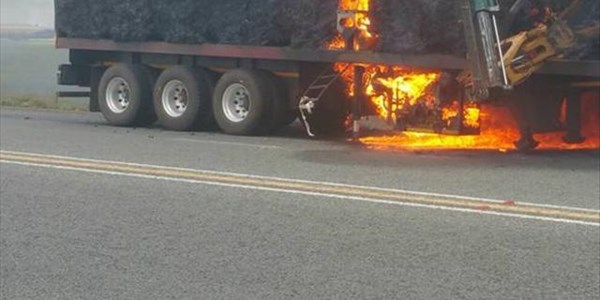Vragmotor met veevoer brand uit op VS-pad Vragmotor met veevoer brand uit op VS-pad | News Article