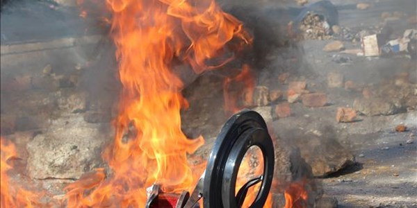 Mangaung’s roads blockaded with stones, refuse and burning tyres Mangaung’s roads blockaded with stones, refuse and burning tyres | News Article