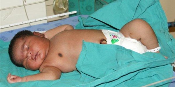 Pasgebore baba van meer as 6kg begroet die wêreld | News Article