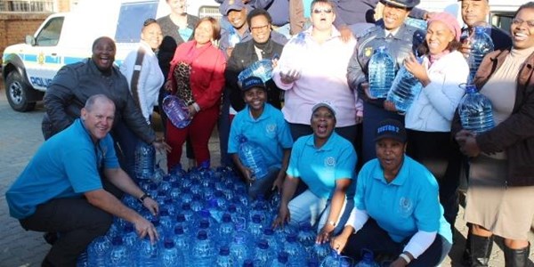 Thabong police station lends a helping hand to communities experiencing water shortages Thabong police station lends a helping hand to communities experiencing water shortages | News Article