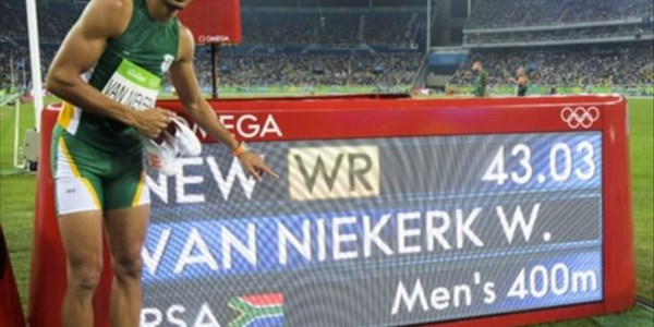 Social media reacts to Wayde's world record sprint | News Article
