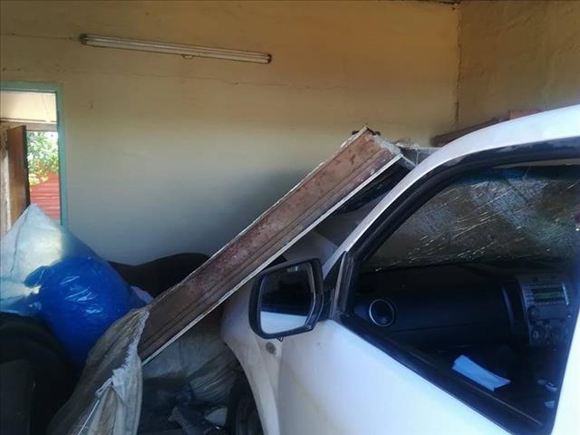 Bakkie crashes into family home | OFM