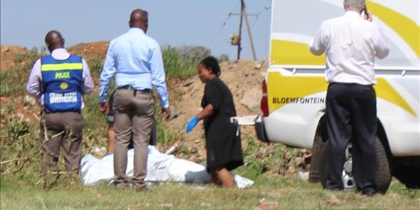 Video en foto's: Gemeenskap praat oor driedubbele moord in Bloemfontein | News Article