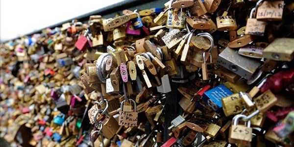 Paris 'love locks' auctioned for charity | News Article