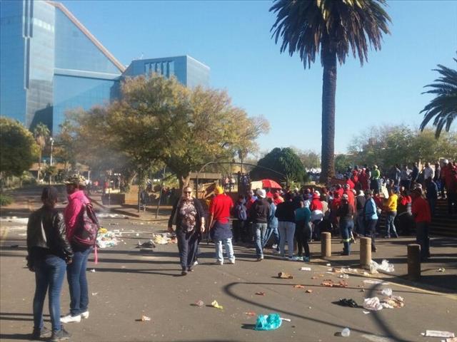 Videos and photos: Samwu members strike in Mangaung | News Article
