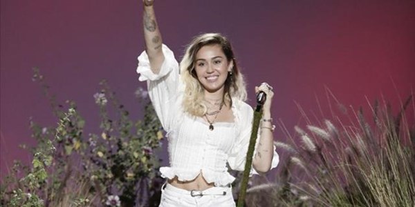 Saturday Express: Miley Cyrus Dedicated Her Latest “Malibu” Performance to Ariana Grande and Victims of the Manchester Bombing | News Article