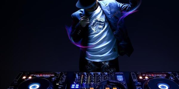 Saturday Express: Hobby corner - are you a DJ? How to get from your room to a stage. | News Article
