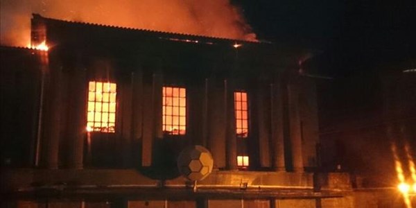 Municipal workers torch Bfn City Hall, clash with police Municipal workers torch Bfn City Hall, clash with police | News Article