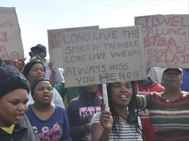 Police fire rubber bullets at protesters in Kroondal, Rustenburg | OFM