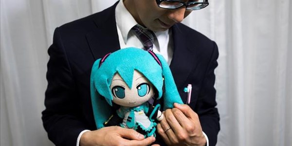 Crazy in love? Japanese man 'marries' hologram Crazy in love? Japanese man 'marries' hologram | News Article