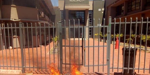 WATCH: Tempers flare amidst water crisis in #Kathu WATCH: Tempers flare amidst water crisis in #Kathu | News Article