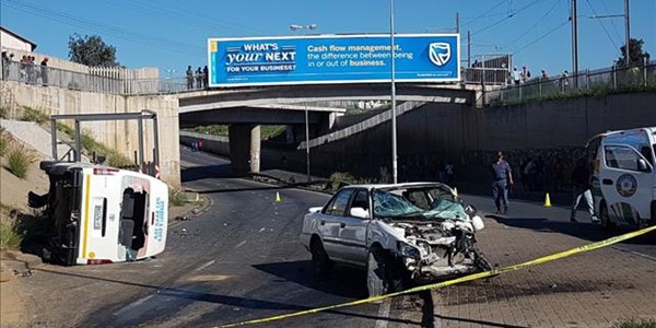 Bloemfontein-verkeer ontwrig nadat minibustaxi in botsing omslaan | News Article