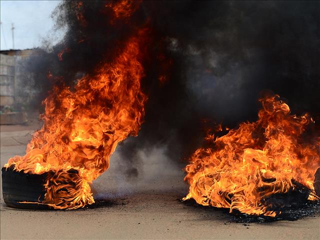 Protesters torch Rustenburg mayor's house | OFM