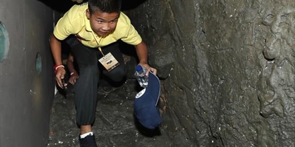#ThaiCaveRescue: Boys climb through replica cave | News Article