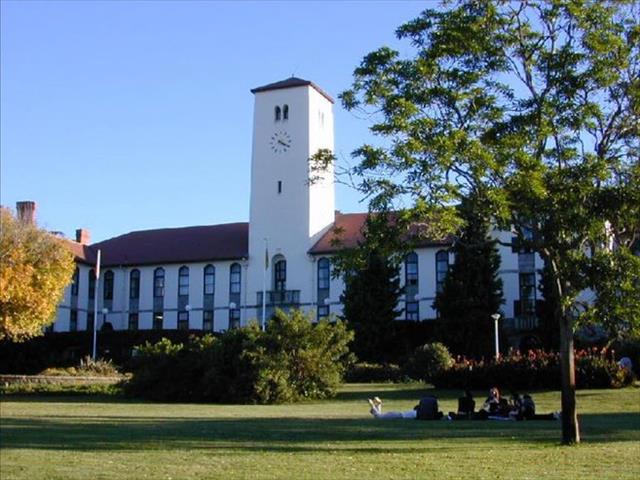 Newlyweds' gesture helps Rhodes students | News Article