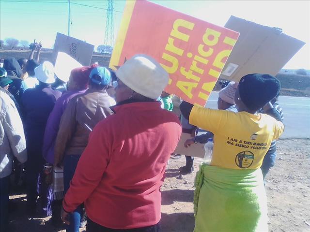 Masilonyana workers down tools over salaries | News Article