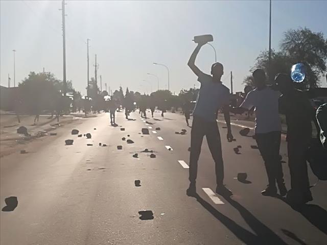 NK-inwoners steek munisipale gebou aan die brand | News Article
