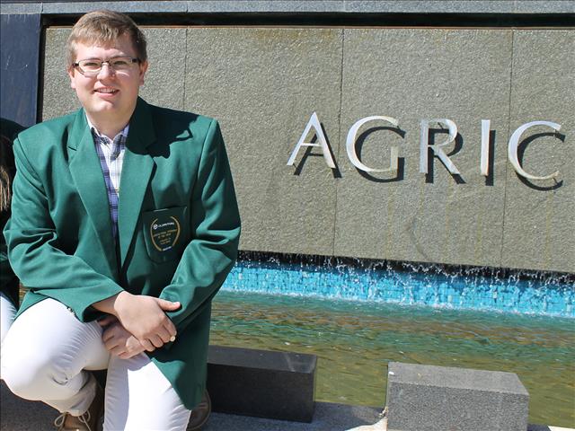 #OFMFarmerDay: Jong bekroonde-Kovsiestudent glo SA se boere is tops | News Article