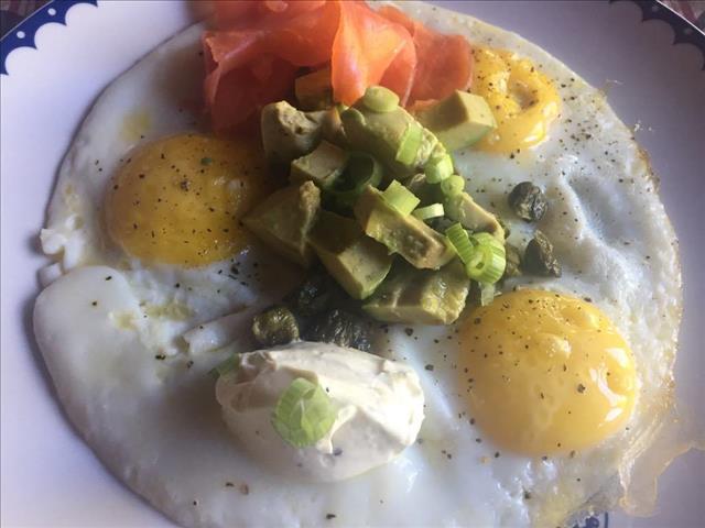 Ilse Cooks the Books: Three ups with smoked salmon, avo, cream cheese and fried capers | News Article