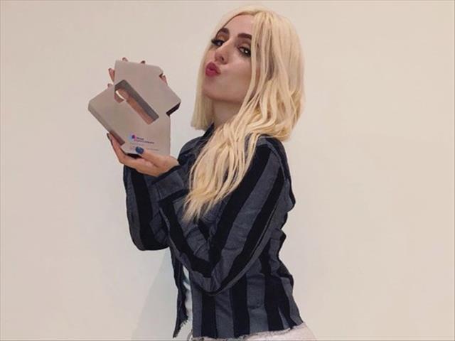 Ava Max’s Sweet But Psycho scores a fourth week at Number 1 | News Article