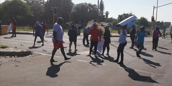 Protesters close down Rustenburg road over water | OFM