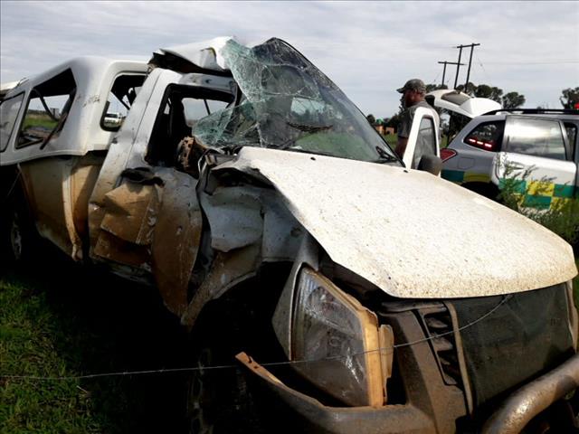 Two dead as train smashes into bakkie in FS | News Article