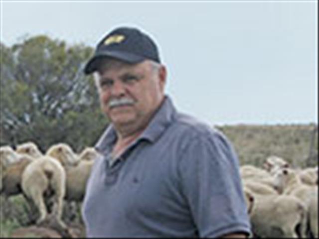 Vrystaatse boer slaag daarin om grond aan werknemers oor te dra | News Article