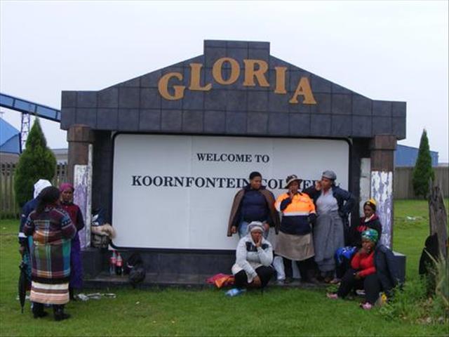 #GloriaCoalMine: Family members of trapped illegal miners hope to see them alive  | News Article