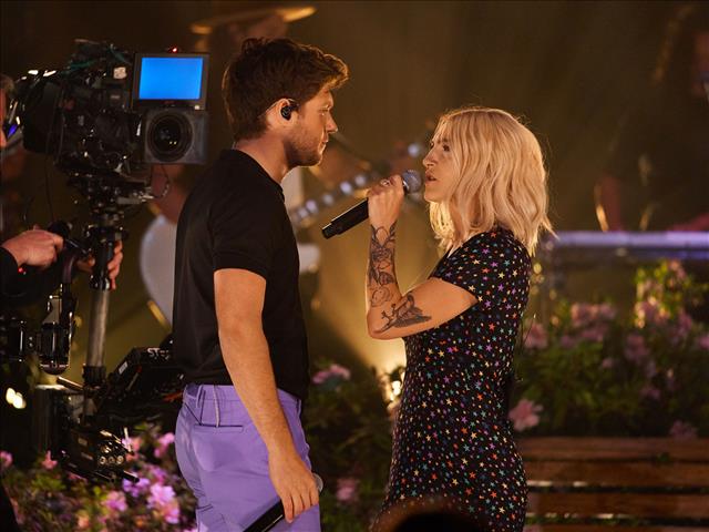 Watch Niall Horan, Julia Michaels’ Recreate ‘What a Time’ Video on ‘Corden’ | News Article