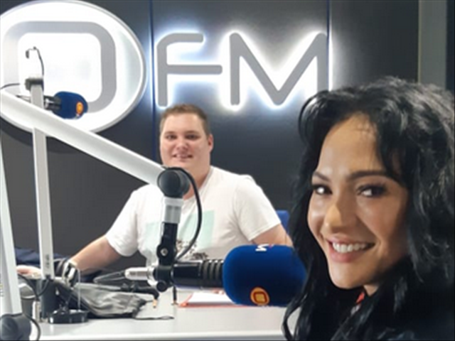 Tarryn Lamb kuier saam met WR Van Der Merwe op Saturday Express  | News Article