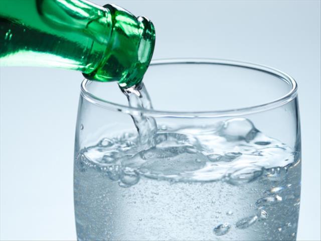 Sparkling water = CLEANER face? | News Article