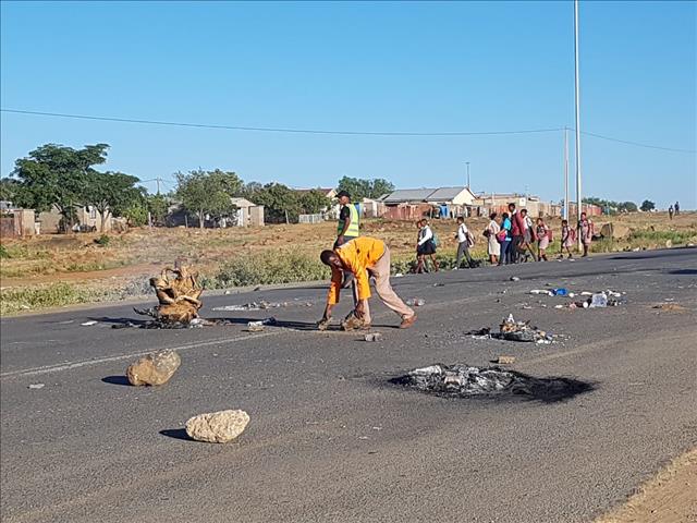 WATCH: Good Samaritan clears road after protests | News Article