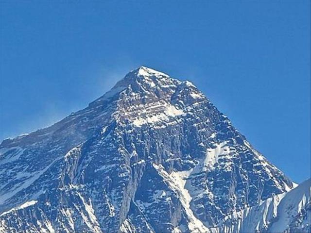 Mount Everest: Melting glaciers expose dead bodies | News Article